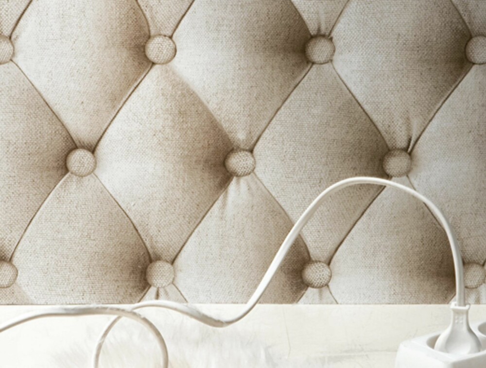 LINSTOPP. Myke illusjoner som grov vev av jute eller lin er blant det nye. Dette "lintapetet" Kapyton Linen tapet finner du hos couturedeco.com LINSTOPP. Myke illusjoner som grov vev av jute eller lin er blant det nye. Dette "lintapetet" Kapyton Linen tapet finner du hos couturedeco.com