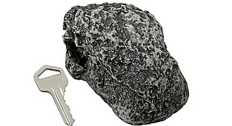 FALSK STEIN: Stein med hulrom til nøkkelen. Kan kjøpes i amerikanske nettbutikker. FALSK STEIN: Stein med hulrom til nøkkelen. Kan kjøpes i amerikanske nettbutikker.