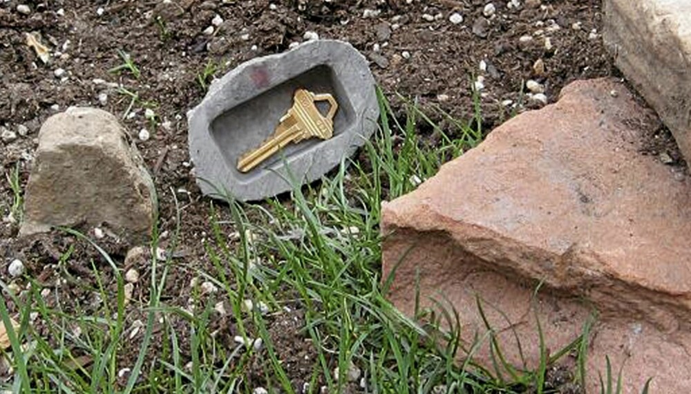 I BLOMSTERBEDDET: Nøkkelboks kamuflert som stein. I BLOMSTERBEDDET: Nøkkelboks kamuflert som stein.