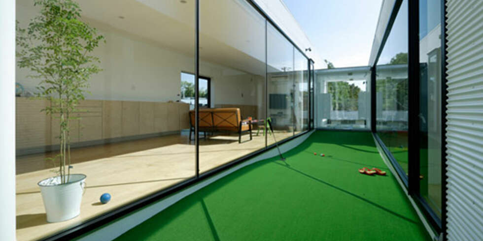 MINIGOLF: Midt i det to-delte huset har arkitektene tegnet inn en minigolfbane - til stor glede for husets barn. MINIGOLF: Midt i det to-delte huset har arkitektene tegnet inn en minigolfbane - til stor glede for husets barn.
