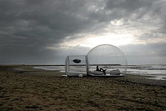 UT MOT HAVET: Noen av teltene kommer med gulv i hardtre - laget spesielt for å kunne brukes på stranden. UT MOT HAVET: Noen av teltene kommer med gulv i hardtre - laget spesielt for å kunne brukes på stranden.