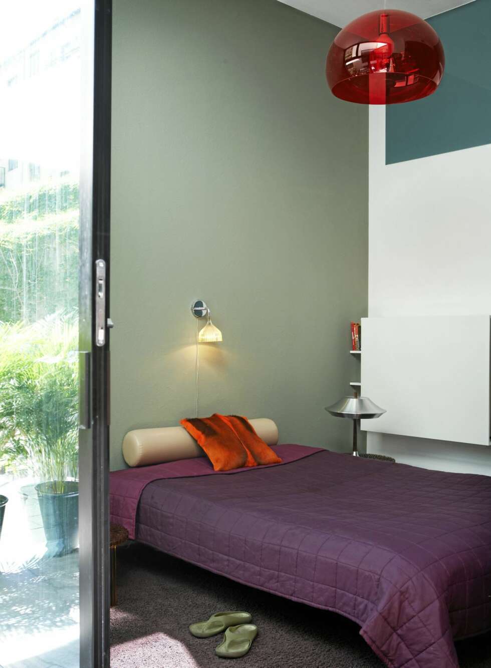 SOV I MODERNE MILJØ: Det lyse, luftige hovedsoverommet vender ut mot atriet. Taklampe fra Kartell. SOV I MODERNE MILJØ: Det lyse, luftige hovedsoverommet vender ut mot atriet. Taklampe fra Kartell.