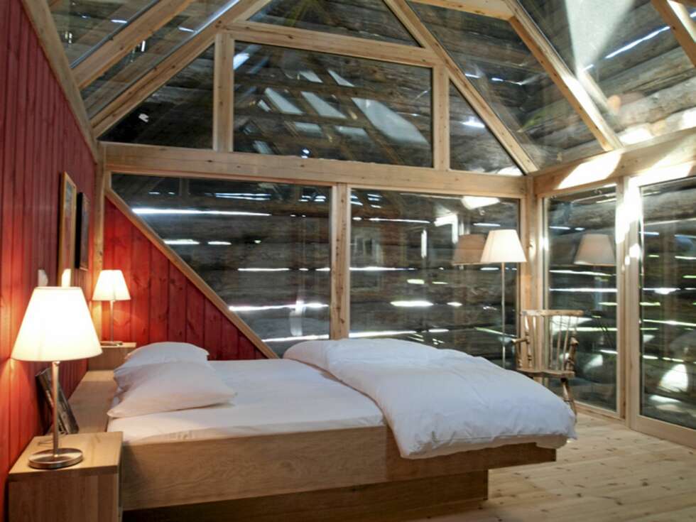 ET LUFTIG ROM: Et dobbeltrom, en rød glass-suite er bygget inn i den gamle låven. ET LUFTIG ROM: Et dobbeltrom, en rød glass-suite er bygget inn i den gamle låven.