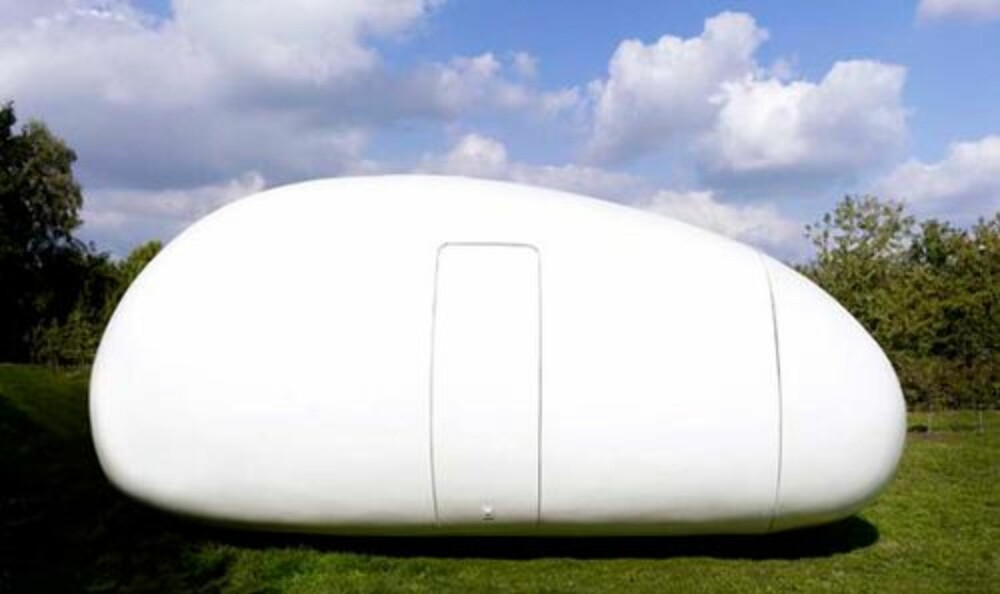 EGG: En mellomting mellom campingvogn og leilighet, ""blob"" minner mest av alt om et gigantisk egg. EGG: En mellomting mellom campingvogn og leilighet, ""blob"" minner mest av alt om et gigantisk egg.