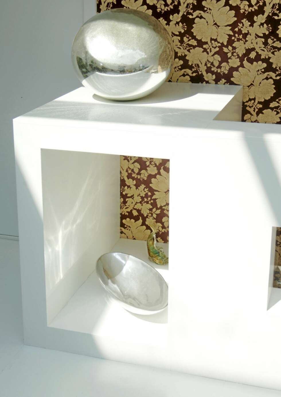 SKULPTURELL: Detalj av den romdeleren signert fotokunstner Camilla Luihn.Den ble laget av mdf-plater og så hvitmalt. SKULPTURELL: Detalj av den romdeleren signert fotokunstner Camilla Luihn.Den ble laget av mdf-plater og så hvitmalt.