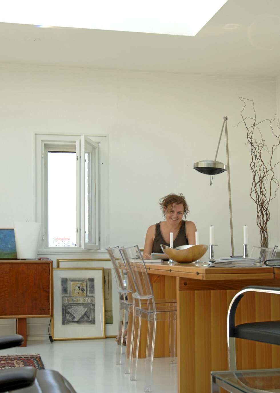 - Flommen av dagslys inn i det gamle atelieret gjorde det til et utmerket sted til både å oppholde seg og arbeide i, sier arkitekt Cecilie Wille. Transparente Kartell La Marie plaststoler designet av Philippe Starck. - Flommen av dagslys inn i det gamle atelieret gjorde det til et utmerket sted til både å oppholde seg og arbeide i, sier arkitekt Cecilie Wille. Transparente Kartell La Marie plaststoler designet av Philippe Starck.