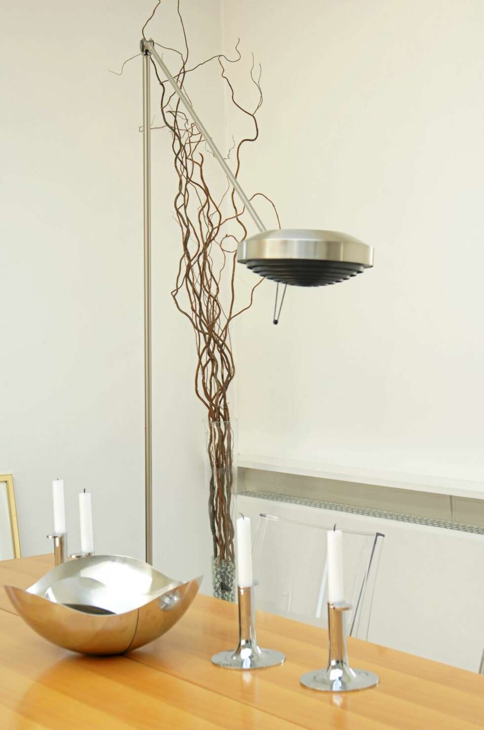 EN FLOM AV LYS: Alt dagslyset fra taket og lyset fra den høye stålampen Lumina Elle fra 1975 gjør at hovedrommet i leiligheten ble et utmerket og inspirerende sted å arbeide i. EN FLOM AV LYS: Alt dagslyset fra taket og lyset fra den høye stålampen Lumina Elle fra 1975 gjør at hovedrommet i leiligheten ble et utmerket og inspirerende sted å arbeide i.