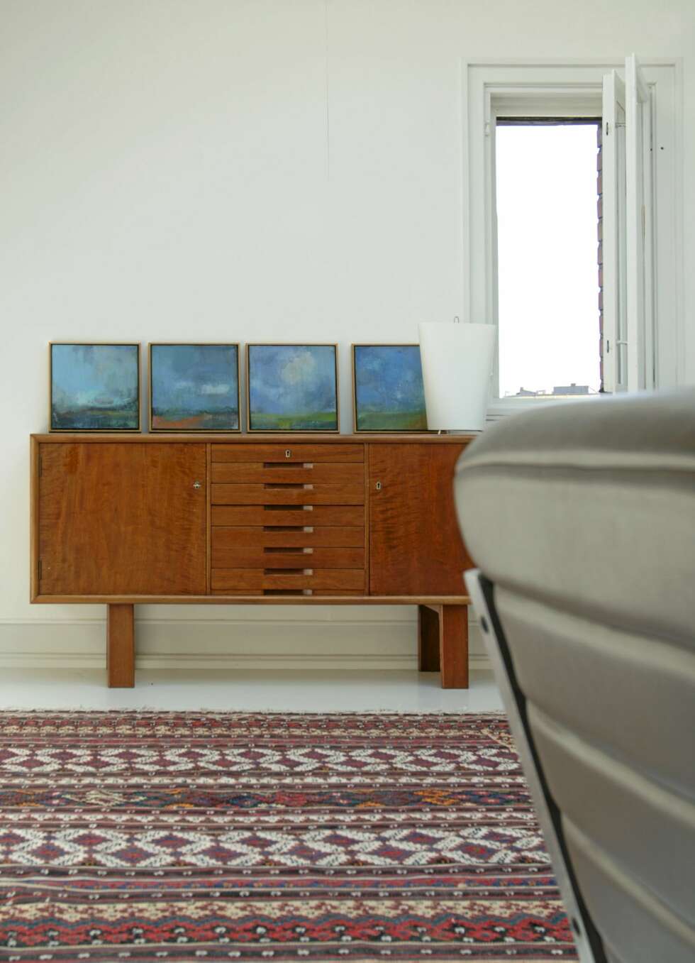 KUL MIKS: Den klassiske kommoden ble kjøpt i en nå nedlagt bruktmøbelbutikk på Bislet. Det blå bildet er malt av Kenneth Blom. Kelimteppe fra Ikea. KUL MIKS: Den klassiske kommoden ble kjøpt i en nå nedlagt bruktmøbelbutikk på Bislet. Det blå bildet er malt av Kenneth Blom. Kelimteppe fra Ikea.