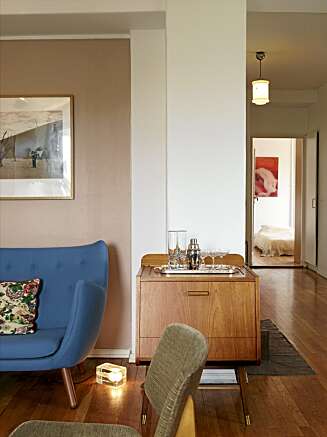 NOSTALGI: Sofaen Poet er fra 1941, designet av danske Finn Juhl. I bakgrunnen skimtes et rødt maleri som klesdesigneren kjøpte da han var 18. NOSTALGI: Sofaen Poet er fra 1941, designet av danske Finn Juhl. I bakgrunnen skimtes et rødt maleri som klesdesigneren kjøpte da han var 18.