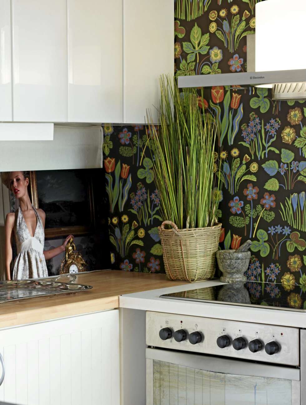FULL SKRUD: Tapetet «Vårklokker» er designet av Josef Frank for Borås, borastapeter.se. Kjolen på motebildet til venstre var Per Åge Blomquist Sivertsens masteroppgave på Kunst- og håndverksskolen. Nå er det limt på papp og har fått hedersplass på kjøkkenbenken. FULL SKRUD: Tapetet «Vårklokker» er designet av Josef Frank for Borås, borastapeter.se. Kjolen på motebildet til venstre var Per Åge Blomquist Sivertsens masteroppgave på Kunst- og håndverksskolen. Nå er det limt på papp og har fått hedersplass på kjøkkenbenken.