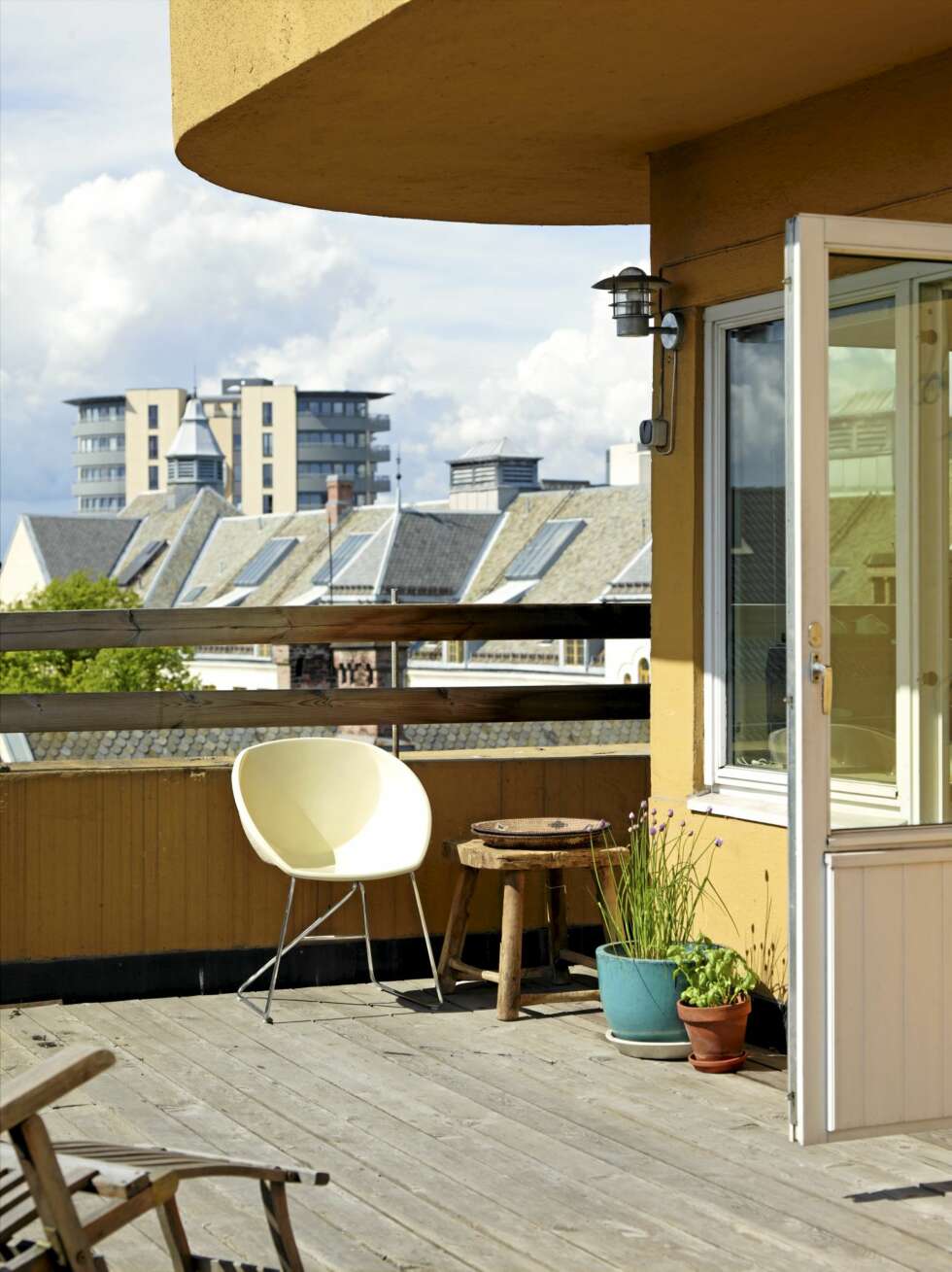 KUL TERRASSE: Den 50 kvm store takterrassen har vedlikeholdsfri lerk på gulvet. KUL TERRASSE: Den 50 kvm store takterrassen har vedlikeholdsfri lerk på gulvet.