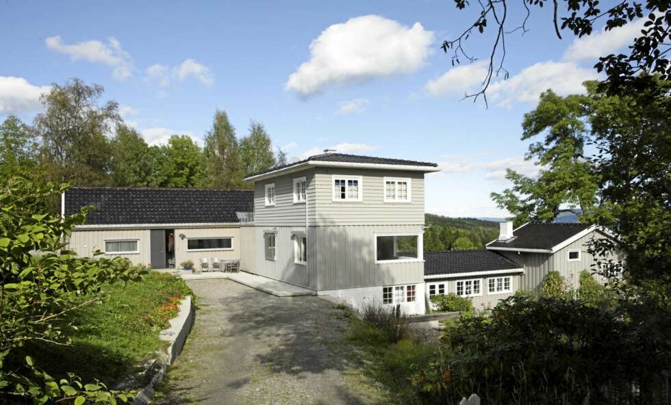 TIDLIGERE UTHUS: Det lange, rehabilterte tilbygget ligger til venstre. Tilbygget har inngang på midten, kontor på venstre side og kjøkken og stue til høyre for inngangsdøren. TIDLIGERE UTHUS: Det lange, rehabilterte tilbygget ligger til venstre. Tilbygget har inngang på midten, kontor på venstre side og kjøkken og stue til høyre for inngangsdøren.