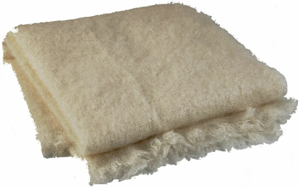 STRIKKEPLEDD: Hvitt pledd i mohair, kr 995, fra Palma. STRIKKEPLEDD: Hvitt pledd i mohair, kr 995, fra Palma.