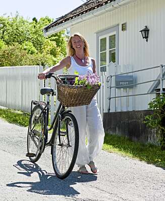 HVIT IDYLL: Interiørdesigner Marianne Hafskjold bor i et hvitt trehus fra 1874 i Son. Hun driver eget interiørfirma Daabo og har brukt sine fagkunnskaper under oppussingen. Hun tatt vare på mest mulig av det opprinnelige og har lagt vekt på at boligen skal være et praktisk sted å bo. HVIT IDYLL: Interiørdesigner Marianne Hafskjold bor i et hvitt trehus fra 1874 i Son. Hun driver eget interiørfirma Daabo og har brukt sine fagkunnskaper under oppussingen. Hun tatt vare på mest mulig av det opprinnelige og har lagt vekt på at boligen skal være et praktisk sted å bo.