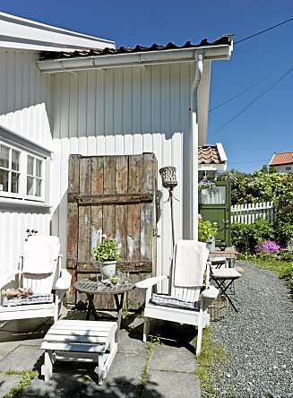 LÅVEDØR. Låvedøren brukes som skjerming når det blåser mye. Marianne er opptatt av gjenbruk, og har funnet flere gamle ting på tomten som kan brukes. LÅVEDØR. Låvedøren brukes som skjerming når det blåser mye. Marianne er opptatt av gjenbruk, og har funnet flere gamle ting på tomten som kan brukes.