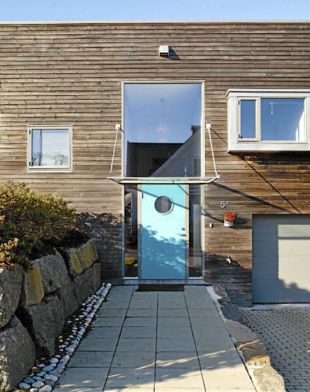 BLÅ VELKOMST. Inngangsdøren er fra Gilje. Huset er kledd med lerk som er behandlet med jernvitriol. BLÅ VELKOMST. Inngangsdøren er fra Gilje. Huset er kledd med lerk som er behandlet med jernvitriol.
