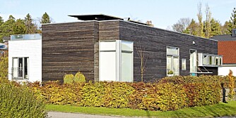FUNKISINSPIRERT:Huset er kledd med lerk. Det hvite panelet er den delen av den eldre boligen som er integrert i den nye. Arkitekt er Thorvald V. Bernhardt. FUNKISINSPIRERT:Huset er kledd med lerk. Det hvite panelet er den delen av den eldre boligen som er integrert i den nye. Arkitekt er Thorvald V. Bernhardt.