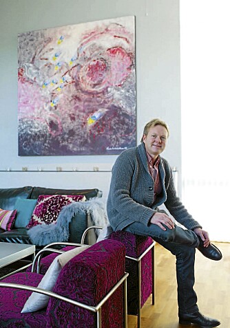 FARGEGLAD. Glenn Smith forandrer stadig interiøret. Stolene er trukket om med stoff fra Designers Guild. Maleri av Wenche Bakkeløkken. FARGEGLAD. Glenn Smith forandrer stadig interiøret. Stolene er trukket om med stoff fra Designers Guild. Maleri av Wenche Bakkeløkken.
