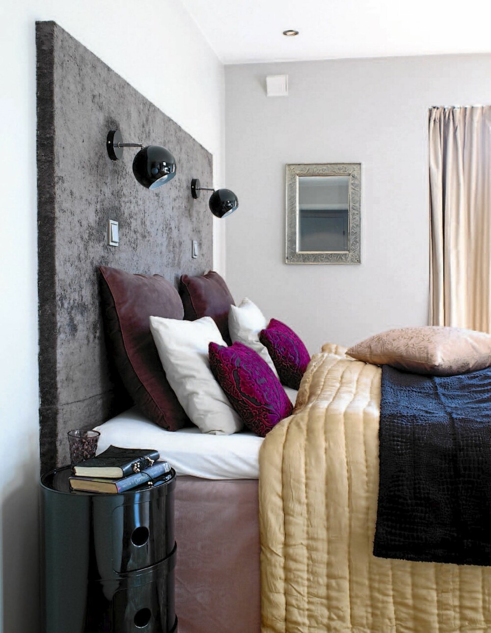 BEIGE NYANSER. Nattbord fra Kartell. Sengegavlen er trukket med brunt fløyelsaktig stoff. Beige sengeteppe fra Milla. BEIGE NYANSER. Nattbord fra Kartell. Sengegavlen er trukket med brunt fløyelsaktig stoff. Beige sengeteppe fra Milla.