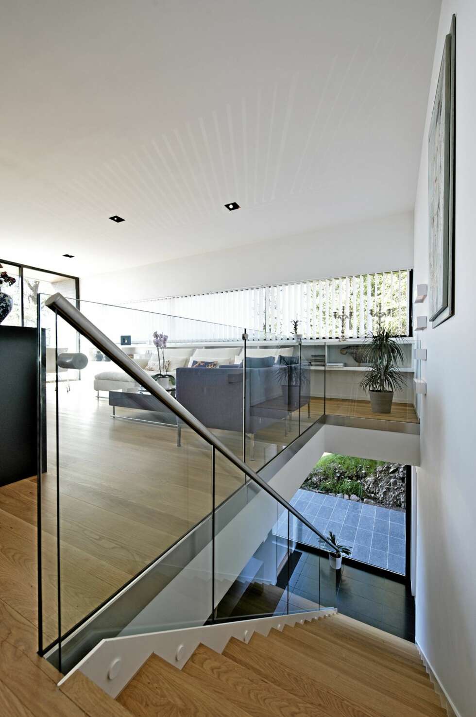 LETT I STEGET: Trappen i stål og glass åpner husets to etasjer mot hverandre - og mot naturen rett utenfor huset. LETT I STEGET: Trappen i stål og glass åpner husets to etasjer mot hverandre - og mot naturen rett utenfor huset.