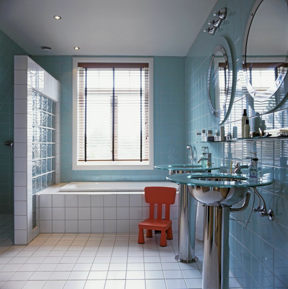 RENT OG LEKKERT: Badet ble plassert der kjøkkenet var. De sjøgrønne veggene passer til de lette valørene i de italienske designvaskene. RENT OG LEKKERT: Badet ble plassert der kjøkkenet var. De sjøgrønne veggene passer til de lette valørene i de italienske designvaskene.