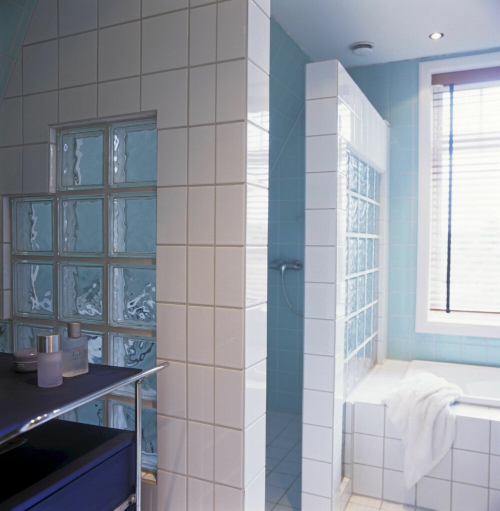 TRANPARENT: Slik skal glassbyggestein brukes. Her er glassblokkene omrammet slik at det dannes solide vegger - samtidig som de brukt slik at dagslyset faller helt inn i dusjnisjen. TRANPARENT: Slik skal glassbyggestein brukes. Her er glassblokkene omrammet slik at det dannes solide vegger - samtidig som de brukt slik at dagslyset faller helt inn i dusjnisjen.