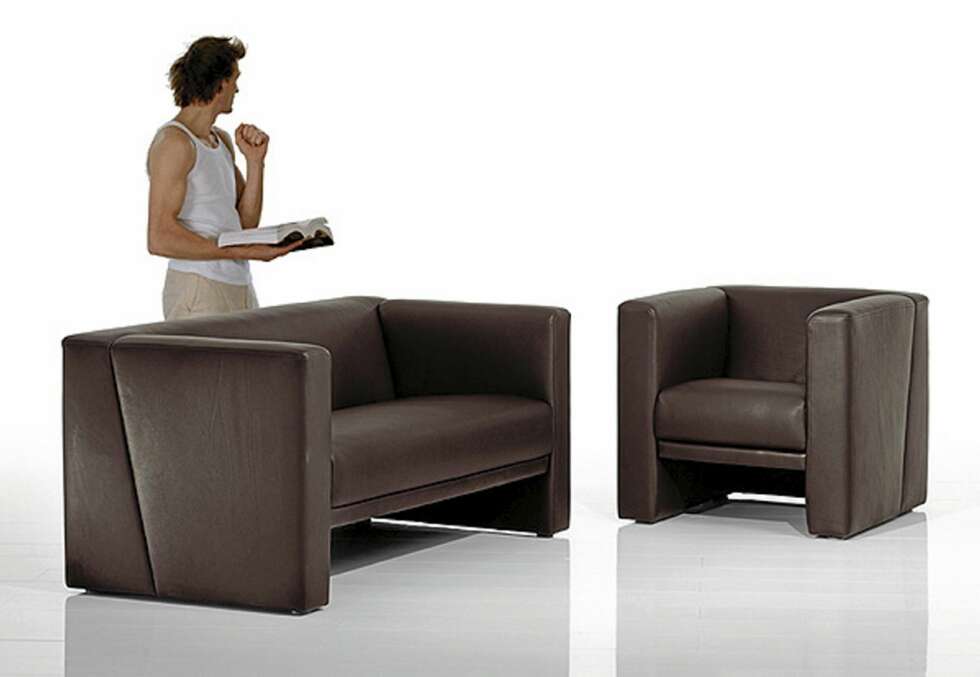 TØFF: Solid, maskulin sofa fra Brühl, design Roland Meyer-Brühl, "Visavis" 4-seter koster fra kr 22 000, forhandler i Oslo er Sørensen. TØFF: Solid, maskulin sofa fra Brühl, design Roland Meyer-Brühl, "Visavis" 4-seter koster fra kr 22 000, forhandler i Oslo er Sørensen.