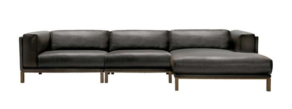 ROMMELIG. Den nyeste modulsofaen fra Bolia har plass til mange. "Cosy" i mørkebrun lær, designer er Karl Rüdiger, kr 48 997. ROMMELIG. Den nyeste modulsofaen fra Bolia har plass til mange. "Cosy" i mørkebrun lær, designer er Karl Rüdiger, kr 48 997.
