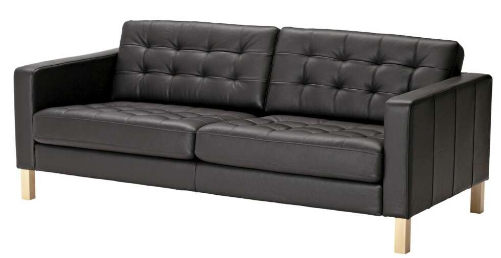 KLASSIKER: En klassiker fra Ikea. Sofaen "Karlstad" finnes i ulike farger og er en modulbasert. 3-seter i skinn og koster kr 7 990. KLASSIKER: En klassiker fra Ikea. Sofaen "Karlstad" finnes i ulike farger og er en modulbasert. 3-seter i skinn og koster kr 7 990.