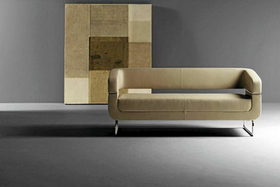 ELEGANT: I skinnsofaen "Matrix" er det plass på rekke. 4-seter koster fra kr 26 000. Kontakt canvas.no for mer informasjon. ELEGANT: I skinnsofaen "Matrix" er det plass på rekke. 4-seter koster fra kr 26 000. Kontakt canvas.no for mer informasjon.