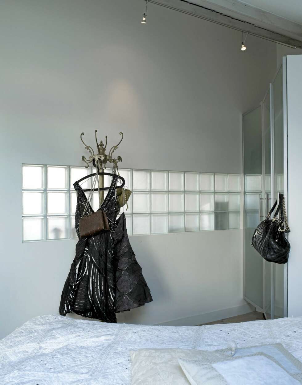 SMÅRUTETE MODERNISME: Et horisontalt felt av glassbyggestein
strekker seg langs hele soverommets langvegg. SMÅRUTETE MODERNISME: Et horisontalt felt av glassbyggestein
strekker seg langs hele soverommets langvegg.