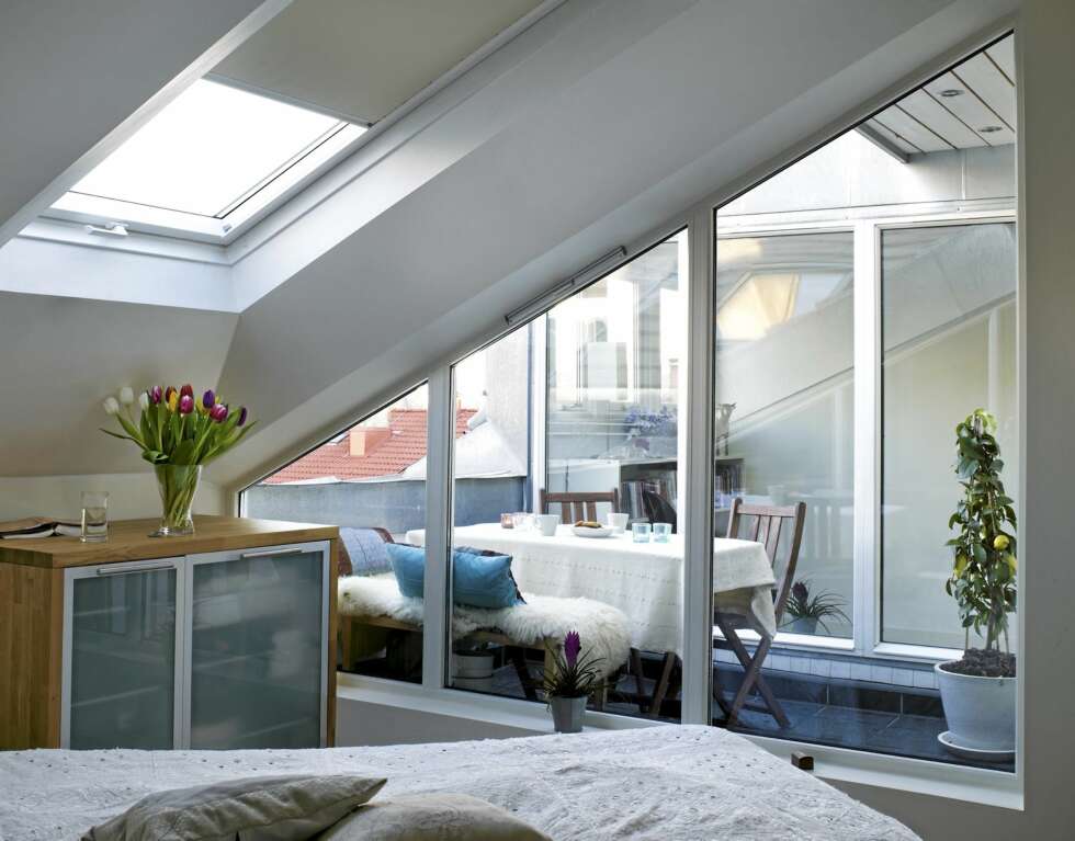 HYGGELIG GJENNOMSYN: Den innfelte takterrassen er rammet inn av
glassvegger for å forlenge siktlinjer og slippe inn lys. Nå kan man se fra soverommet, forbi uterommet og inn i gjesterommet på motsatt side. HYGGELIG GJENNOMSYN: Den innfelte takterrassen er rammet inn av
glassvegger for å forlenge siktlinjer og slippe inn lys. Nå kan man se fra soverommet, forbi uterommet og inn i gjesterommet på motsatt side.