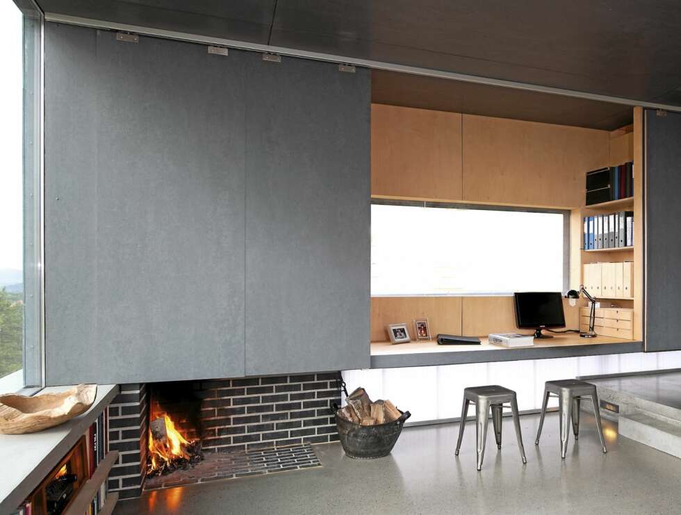 Fleksibel. De store skyveveggene kan skjule hjemmekontoret når det ikke er bruk. Peisen ligger i plan med betonggulvet. Styling Tone Kroken. Fleksibel. De store skyveveggene kan skjule hjemmekontoret når det ikke er bruk. Peisen ligger i plan med betonggulvet. Styling Tone Kroken.