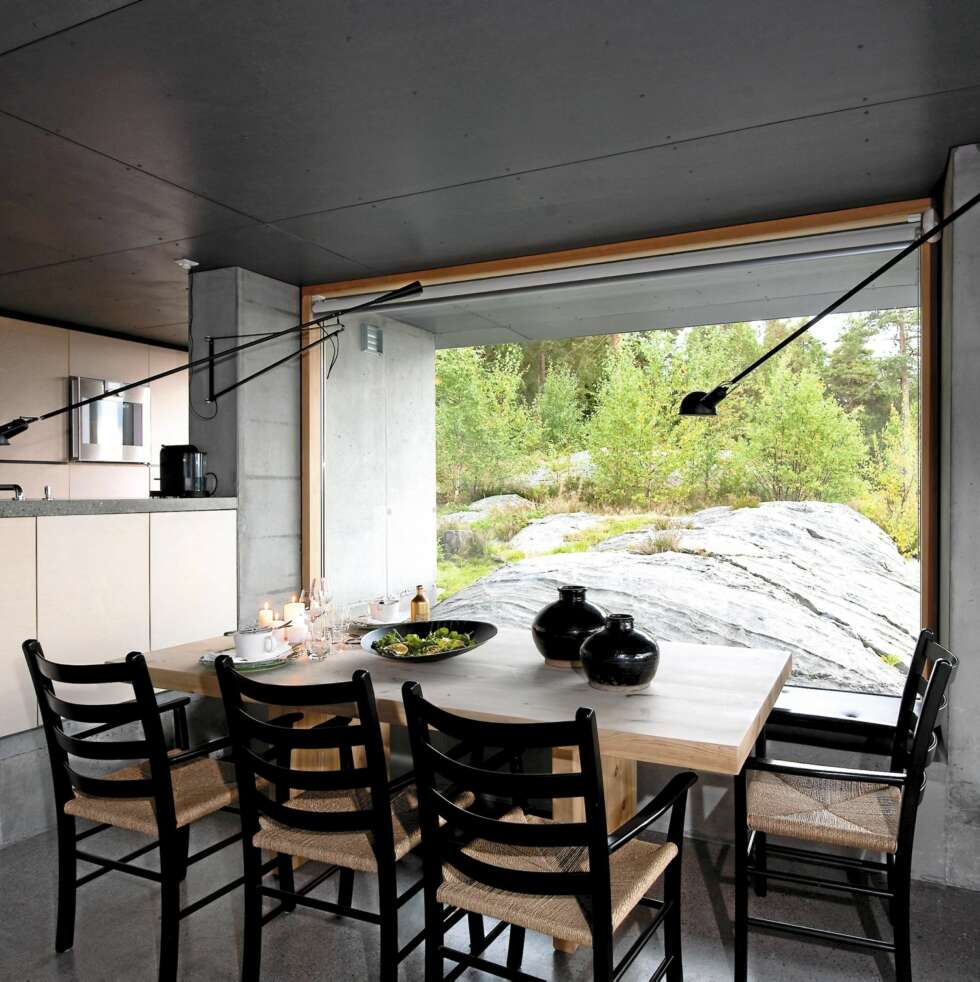 Tidløst utsyn. Fra stuen ser man rett ut på det glattskurte svaberget. Tidløst utsyn. Fra stuen ser man rett ut på det glattskurte svaberget.