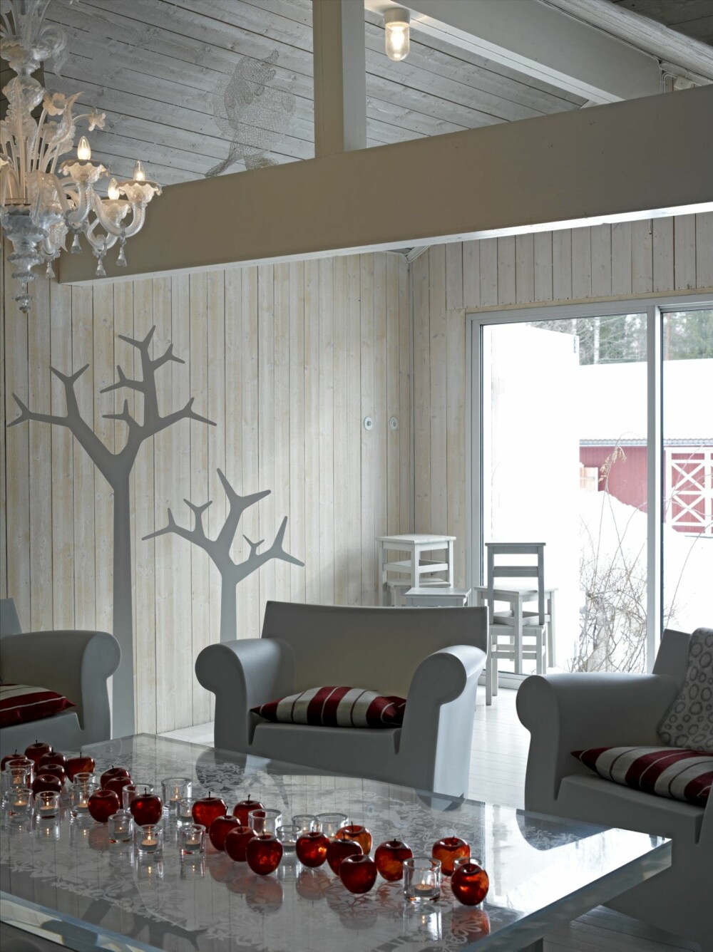 STUEFINT. På elegant vis har Astrid og Willy tatt naturen inn på det gamle høyloftet. Stumtjenere fra Swedese danner miniskog og sittegruppen er fra Philippe Starck. STUEFINT. På elegant vis har Astrid og Willy tatt naturen inn på det gamle høyloftet. Stumtjenere fra Swedese danner miniskog og sittegruppen er fra Philippe Starck.