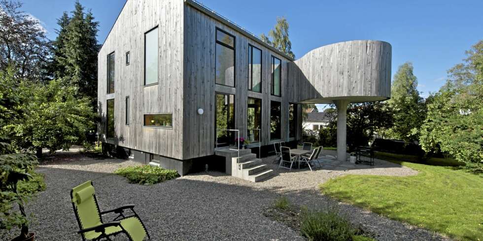 Hamskifte. Tenk deg at tidligere var denne tøffe arkitektvillaen en helt ordinær tomannsbolig. Spaet på påle er det perfekte sted å slappe av under åpen himmel, sommer som vinter. Hamskifte. Tenk deg at tidligere var denne tøffe arkitektvillaen en helt ordinær tomannsbolig. Spaet på påle er det perfekte sted å slappe av under åpen himmel, sommer som vinter.