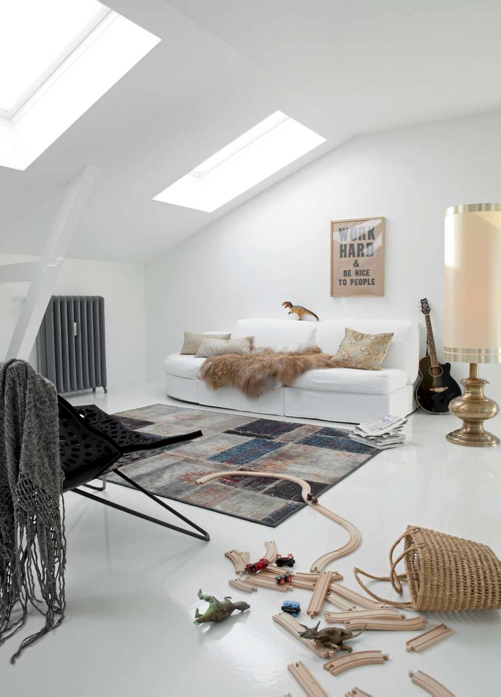 RESIRKULERT. Sofaen er kjøpt i Milano. Gulvteppet The Mashup Carpet er designet av tyske Kymo og er resirkulerte persiske tepper. Bildet på veggen er et originaltrykk av Anthony Burrill. RESIRKULERT. Sofaen er kjøpt i Milano. Gulvteppet The Mashup Carpet er designet av tyske Kymo og er resirkulerte persiske tepper. Bildet på veggen er et originaltrykk av Anthony Burrill.