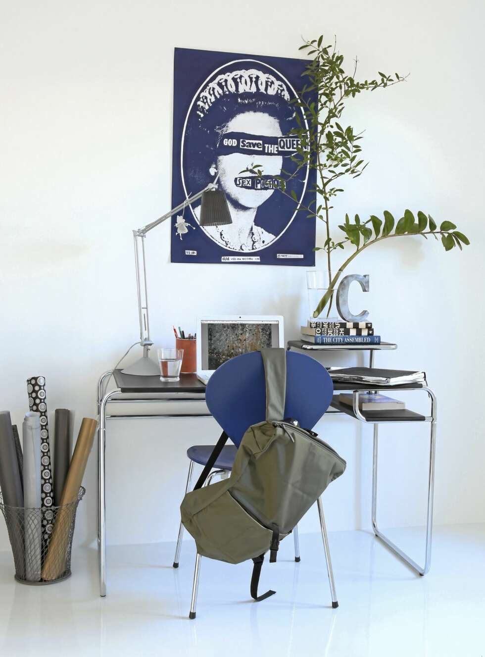 KONTORDRONNING: Arbeidsbordet er kjøpt i Milano og bildet over er coveret på singelen God Save the Queen av Sex Pistols. Lignende er til salgs hos movieposter.com KONTORDRONNING: Arbeidsbordet er kjøpt i Milano og bildet over er coveret på singelen God Save the Queen av Sex Pistols. Lignende er til salgs hos movieposter.com