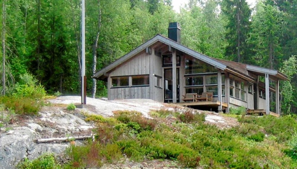 FLOTT PATINA: Hytta er behandlet med jernvitriol, og har i løpet av noen måneder fått en fin jevn gråfarge som står godt til fjellknausen
den står på. Oslomarka. FLOTT PATINA: Hytta er behandlet med jernvitriol, og har i løpet av noen måneder fått en fin jevn gråfarge som står godt til fjellknausen
den står på. Oslomarka.