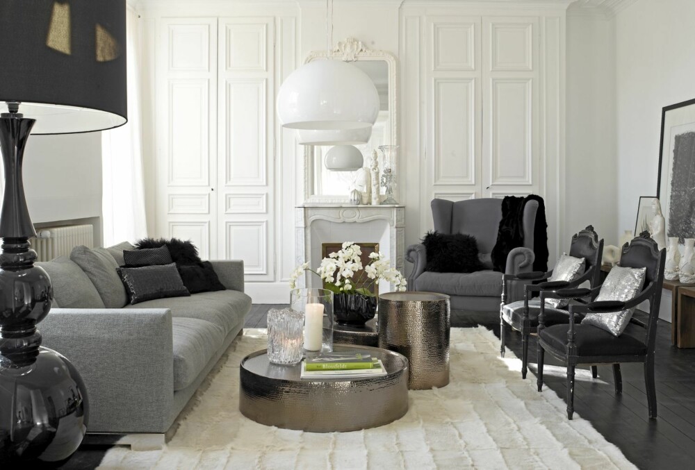 RIK STIL Gulvteppet er spesialbestilt og laget av geitepels. «Big is better», er Morten Orens motto, så den svarte Sia-lampen måtte halveres før den kom på markedet. Den 260 cm lange sofaen fra Molteni har plass til mye kos. De hvite lampene er fra Kartell, og de to svarte stolene er kjøpt på markedet Porte de Clignancourt. Morten har trukket dem om med silkebrokade fra Hong Kong. Sofabordene er fra Habitat. RIK STIL Gulvteppet er spesialbestilt og laget av geitepels. «Big is better», er Morten Orens motto, så den svarte Sia-lampen måtte halveres før den kom på markedet. Den 260 cm lange sofaen fra Molteni har plass til mye kos. De hvite lampene er fra Kartell, og de to svarte stolene er kjøpt på markedet Porte de Clignancourt. Morten har trukket dem om med silkebrokade fra Hong Kong. Sofabordene er fra Habitat.