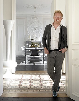ORENS RO: I den historiske spisestuen skaper Morten Oren og hans gjester nye historier under festlige middager. Spisebordet er italiensk, og heter Ceramic. Det selges av The Conran Shop. Den fleksible bordplaten har keramikk på den ene siden, og glass på den andre. Stolene er fra Tulipan-serien til Knoll. Lysekronen er fra Sia. ORENS RO: I den historiske spisestuen skaper Morten Oren og hans gjester nye historier under festlige middager. Spisebordet er italiensk, og heter Ceramic. Det selges av The Conran Shop. Den fleksible bordplaten har keramikk på den ene siden, og glass på den andre. Stolene er fra Tulipan-serien til Knoll. Lysekronen er fra Sia.