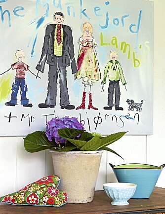 BARNLIGE GLEDER. Kjersti lar seg inspirere av barns naive strek når hun lager egne bilder. Her er en hyldest til familien. BARNLIGE GLEDER. Kjersti lar seg inspirere av barns naive strek når hun lager egne bilder. Her er en hyldest til familien.