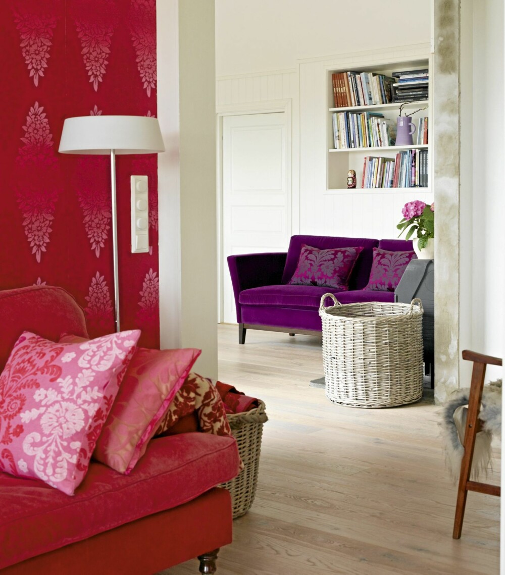 ALT I ETT. Den lilla sofaen i stuen er designerens favorittmøbel, fløyelstekstilet er fra Slettvoll. ALT I ETT. Den lilla sofaen i stuen er designerens favorittmøbel, fløyelstekstilet er fra Slettvoll.