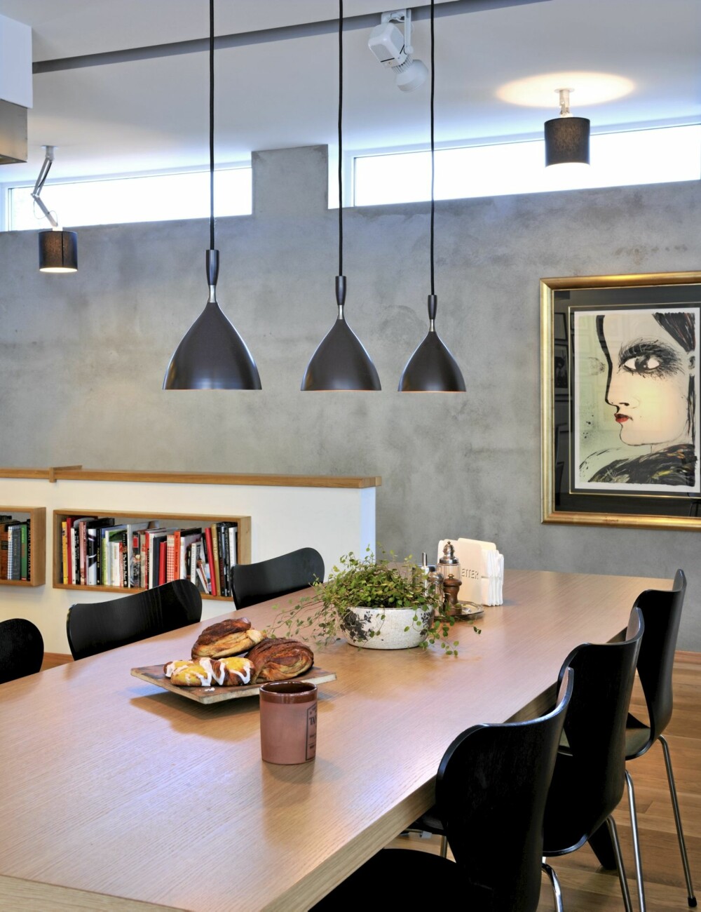 VELOPPLYST: Smale vinduer oppunder himlingen slipper inn dagslys, en lysskinne lyser opp den pussede murveggen, mens to taklamper sørger for allmennbelysning. Over bordet henger tre pendler fra Northern Lighting. VELOPPLYST: Smale vinduer oppunder himlingen slipper inn dagslys, en lysskinne lyser opp den pussede murveggen, mens to taklamper sørger for allmennbelysning. Over bordet henger tre pendler fra Northern Lighting.