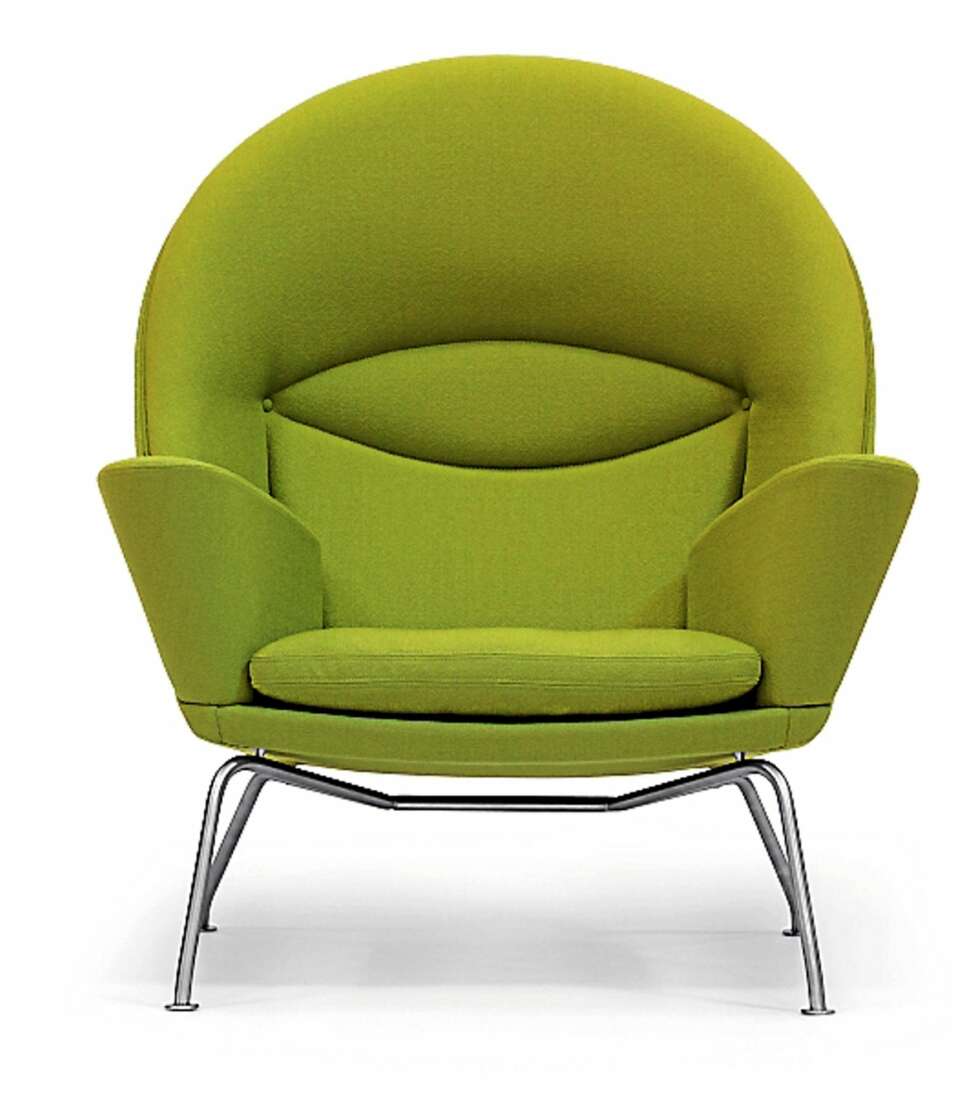 Polstret lenestol fra Carl Hansen & Søn, kr 26 861. Polstret lenestol fra Carl Hansen & Søn, kr 26 861.