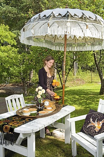 LANDLIGE OMGIVELSER: Selv ikke solparasollen er av den vanlige typen. LANDLIGE OMGIVELSER: Selv ikke solparasollen er av den vanlige typen.