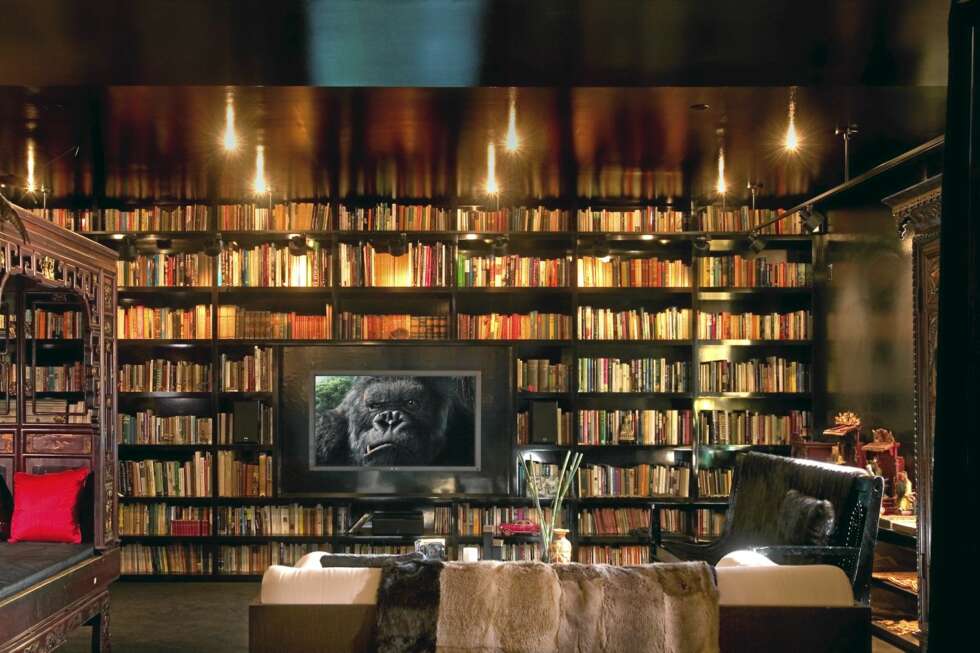 ET LITE BIBLIOTEK: På rekke og rad i hyllene har bøkene fått plass. ET LITE BIBLIOTEK: På rekke og rad i hyllene har bøkene fått plass.