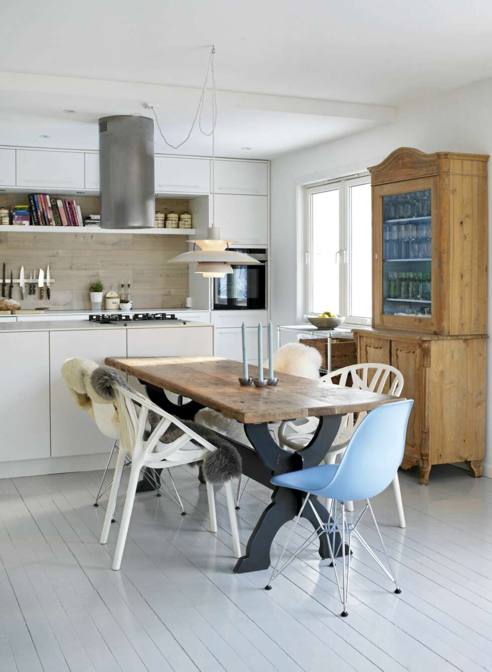 MODERNE OG RUSTIKT: Den gulvbelagte sprutsonen fremstår nesten som et vindu på kortveggen, rammet inn av glatte kjøkkenskap. All innredning er fra Kvik. sisestoler fra Vitra. MODERNE OG RUSTIKT: Den gulvbelagte sprutsonen fremstår nesten som et vindu på kortveggen, rammet inn av glatte kjøkkenskap. All innredning er fra Kvik. sisestoler fra Vitra.