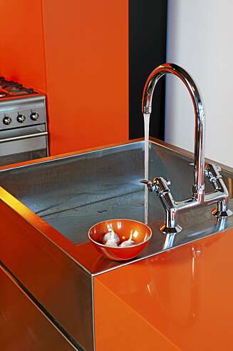 FARGEKLATT: Corian er tett, glatt og kompakt. Men hold varme saker unna selve platen.. FARGEKLATT: Corian er tett, glatt og kompakt. Men hold varme saker unna selve platen..