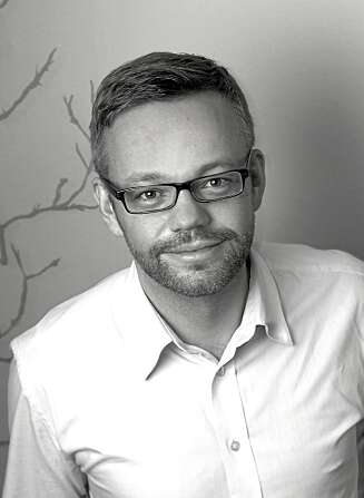 Full fornyelse. Jeg laget flere alternative romforslag, tegnet kjøkkenet og åpnet værelset i begge ender, sier Trond Ramsøskar Interiørarkitekt MNIL Full fornyelse. Jeg laget flere alternative romforslag, tegnet kjøkkenet og åpnet værelset i begge ender, sier Trond Ramsøskar Interiørarkitekt MNIL